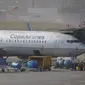 Sebuah pesawat Copa Airlines berdebu abu vulkanik di bandara internasional La Aurora yang telah ditutup akibat letusan di gunung berapi Pacaya di Guatemala City (23/3/2021). (AP Photo / Moises Castillo )