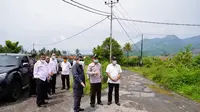 Bupati  Garut Rudy Gunawan nampak tengah melakukan inspeksi sejumlah proyek infrastrktur jalan yang akan kembali digulirkan tahun ini. (Liputan6.com/Jayadi Supriadin)