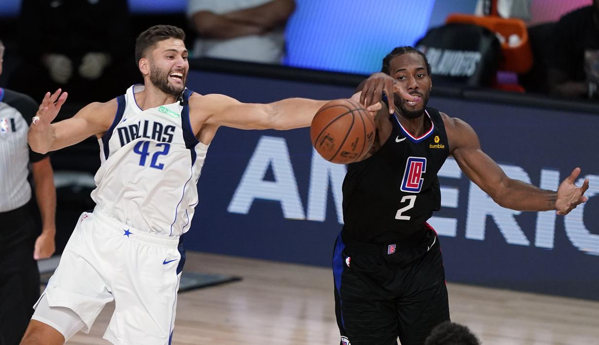 Pebasket Dallas Mavericks, Maxi Kleber, berebut bola dengan pemain Los Angeles Clippers, Kawhi Leonard, pada gim kedua playoff NBA 2020 di AdventHealth Arena, Kamis (20/8/2020). Maverick menang 127-114 atas LA Clipppers. (AFP/Ashley Landis-Pool/Getty Images)