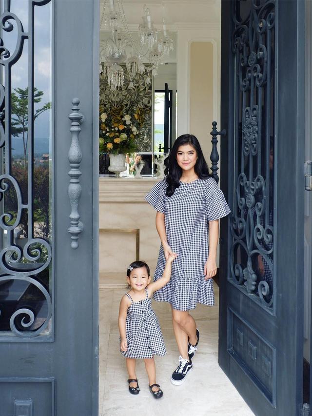 7 Gaya Raya Kohandi dan Putrinya Pakai Baju Kembar Ini Stylish Banget