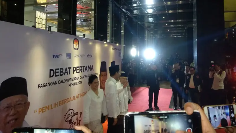 Pasangan capres dan cawapres nomor urut 01 Jokowi-Ma'ruf Amin tiba di lokasi debat.