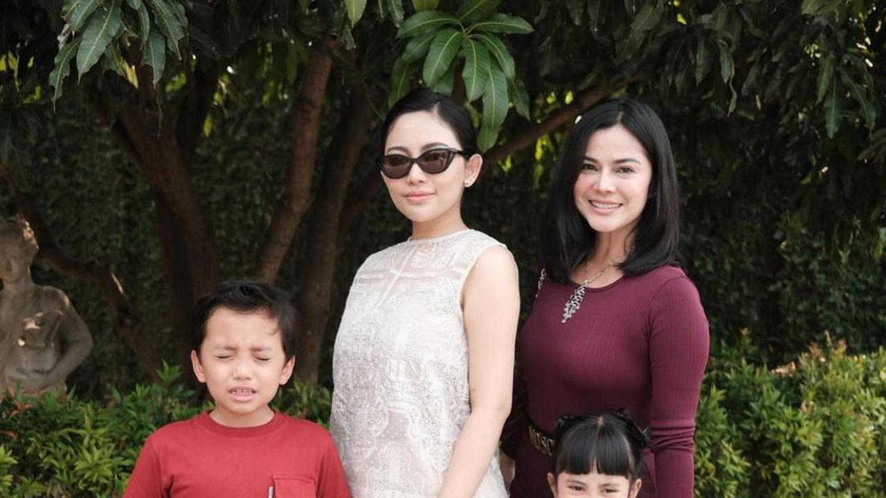 Momen Hangat Anak Selebriti dan Kakek-Nenek Mereka yang Menginspirasi