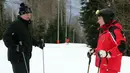Presiden Rusia Vladimir Putin (kanan) dan Presiden Belarus Alexander Lukashenko berbincang saat bermain ski bersama di Gazprom Mountain Resort dekat resor Laut Hitam Sochi, Rusia, Rabu (13/2). (Mikhail KLIMENTYEV/SPUTNIK/AFP)