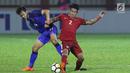 Bek Timnas Indonesia U-23, I Putu Gede Juni Antara (kanan) berebut bola dengan pemain Thailand U-23, Poramet Arjvilai pada laga persahabatan di Stadion PTIK, Jakarta, Kamis (31/5). Indonesia U-23 kalah 1-2. (Liputan6.com/Helmi Fithriansyah)