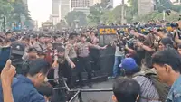 Dihalangi ke Bundaran HI, Pendemo Rebut Pagar TNI dan Polisi
