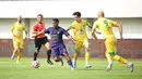 Ini adalah kekalahan kedua bagi Persita Tangerang. Pada pekan pertama yang lalu, Eber Bessa dkk. juga keok di kandang Persija Jakarta dengan skor 0-4. (Bola.com/Abdul Aziz)
