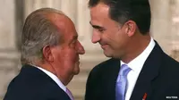 Raja Spanyol Juan Carlos (kiri) dan Felipe Vi (kanan). (Reuters)