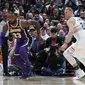 Bintang Los Angeles Lakers, LeBron James (kanan) saat melawan Denver Nuggets dalam laga lanjutan NBA 2018-2019 (Foto: AP Photo/David Zalubowski)