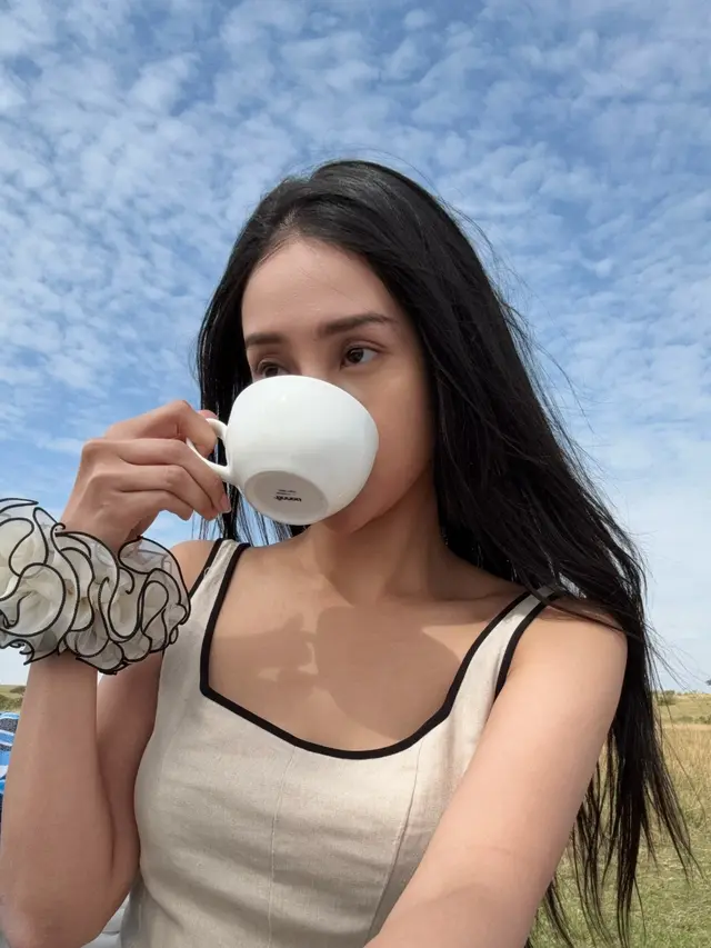 Gaya Safari Date Anya Geraldine dan Tora Widjaja Liburan di Afrika, Serasi dalam Balutan Busana Netral