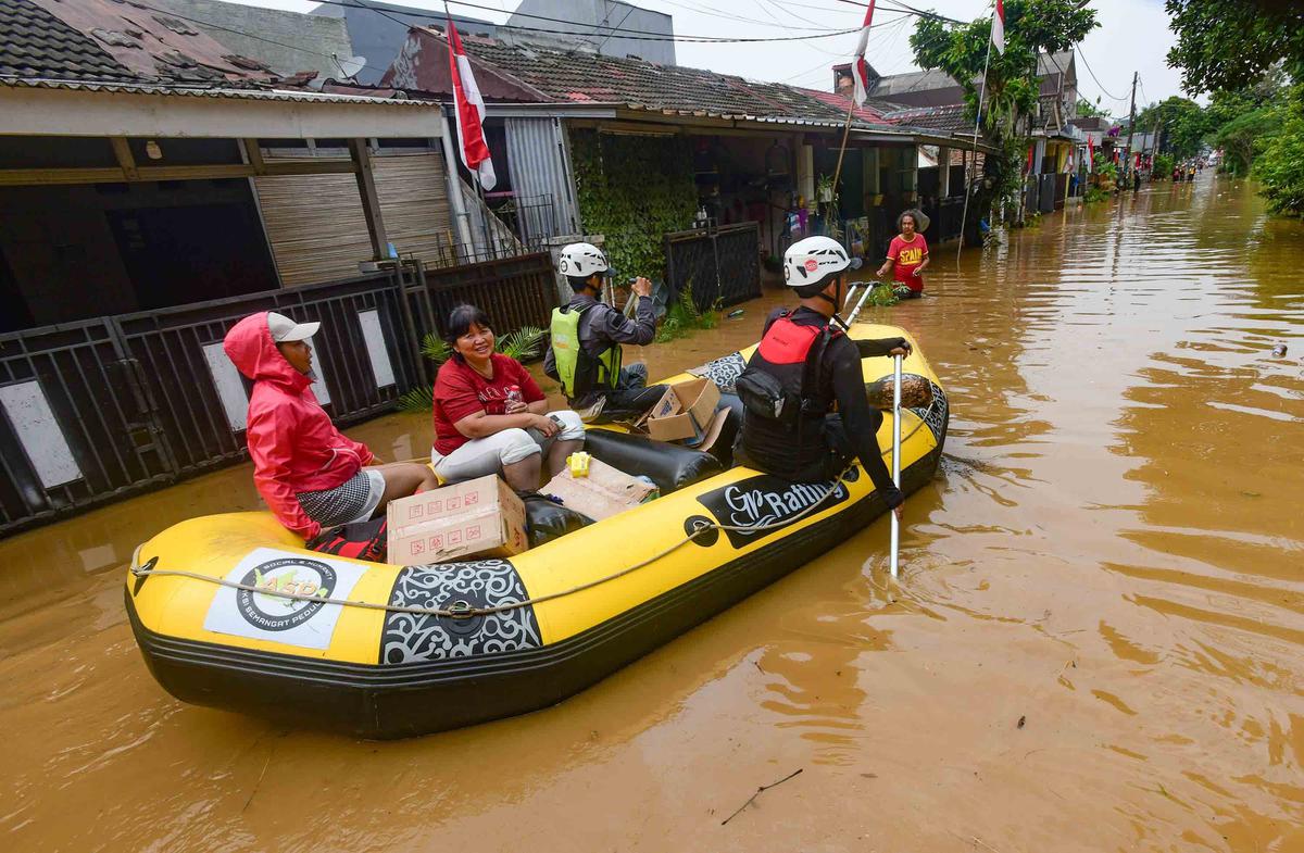 FOTO: Tanggul Jebol, 2.000 Warga Villa Pamulang Terdampak Banjir