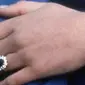 Cincin safir biru yang dikenakan Putri Diana (AP)