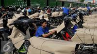 Pekerja menata sepeda motor yang akan dikirim melalui jasa pengiriman kereta api di Stasiun Jakarta Gudang, Rabu (16/7). PT KAI menyediakan 35 gerbong guna angkutan motor gratis lebaran tahun 2016. (Liputan6.com/Gempur M Surya)
