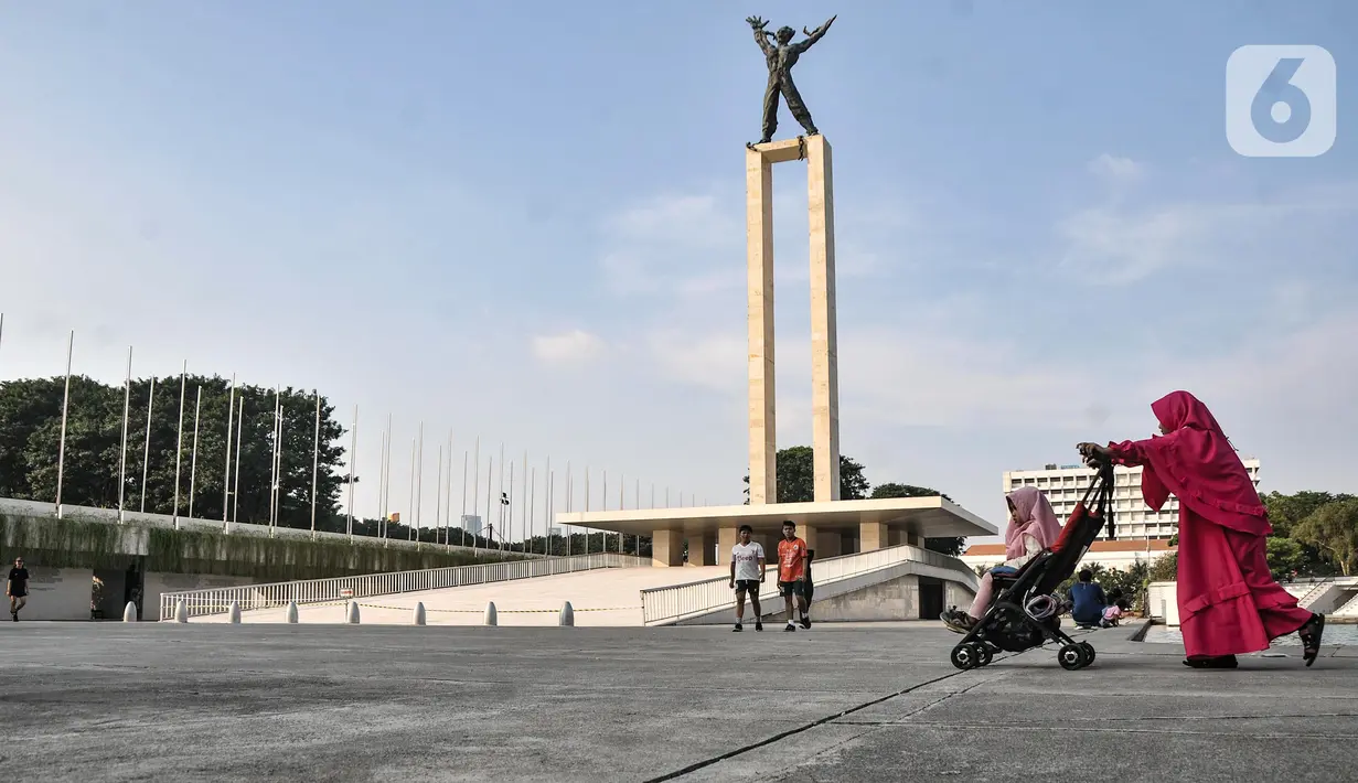 <p>Suasana Lapangan Banteng, Jakarta Pusat, Minggu (19/6/2022). Sejak kembali dibuka usai pandemi COVID-19 mereda, Lapangan Banteng kian ramai didatangi warga Jakarta dan menjadi salah satu lokasi wisata alternatif untuk menghabiskan waktu bersama keluarga serta sarana olahraga. (merdeka.com/Iqbal S. Nugroho)</p>