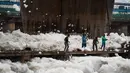 Para nelayan India menangkap ikan di sungai Yamuna yang tercemar polusi di New Delhi, 21 September 2018. Sungai yang juga dianggap suci oleh umat Hindu India ini kini tercemar hebat, salah satunya akibat busa polusi yang memenuhinya. (AFP/CHANDAN KHANNA)