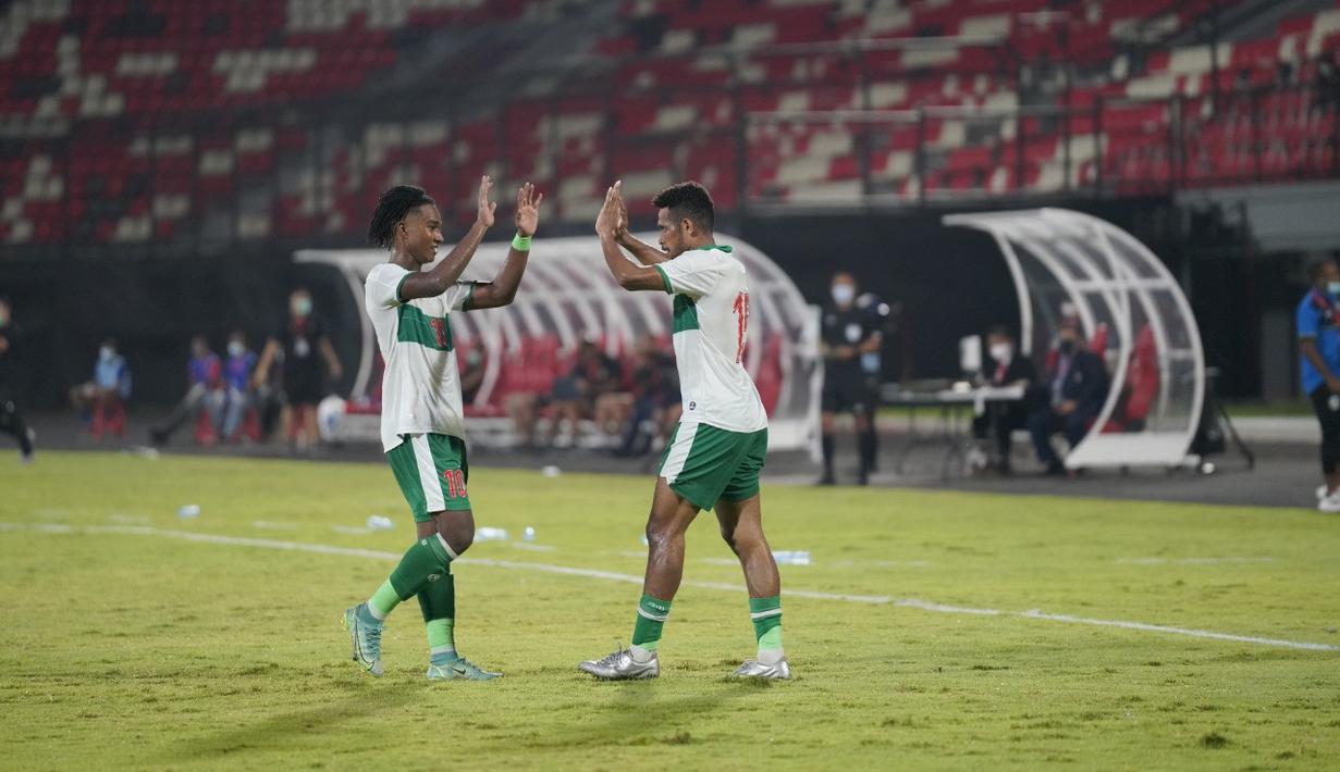 Gelandang Timnas Indonesia, Ricky Kambuaya (kanan) berselebrasi dengan rekannya usai mencetak gol ke gawang Timor Leste pada laga uji coba internasional di Stadion I Wayan Dipta Gianyar, Bali, Minggu (30/1/2022) malam WIB. Indonesia menang telak atas Timor Lester 3-0. (Dok Humas PSSI)