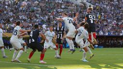 Pemain Monterrey, Sergio Ramos (kanan) mencetak gol melalui sundulannya ke gawang Inter Milan dalam laga Grup E Piala Dunia Antarklub 2025 di Rose Bowl stadium, Pasadena, Amerika Serikat, Rabu (18/06/2025) WIB. (AP Photo/Gregory Bull)