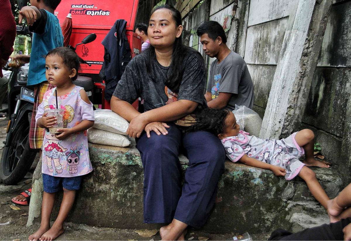 Ratusan Warga Antri Beras Murah Saat Aksi Sosial Mahasiswa di Jakarta