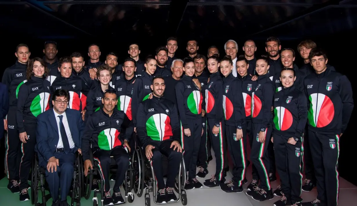 Giorgio Armani telah dipilih sebagai desainer seragam timnas Italia selama satu dekade terakhir. Di Olimpiade Tokyo 2020, proyek ini beralih ke Emporio Armani yang terdiri dari seragam upacara pembukaan, baju olahraga, tas, ransel, topi, dan sepatu kets. (facebook/emporioarmani)