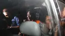 Zaini Arony langsung memasuki mobil yang telah menjemputnya usai menjalani pemeriksaan di KPK, Jakarta, selasa (17/3/2015). Ia diperiksa terkait kasus dugaan pemerasan proses permohonan izin di Lombok Barat.(Liputan6.com/Helmi Afandi)