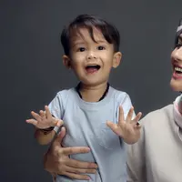 Revalina S Temat akhirnya membuat syarat bagi yang ingin mengajaknya bekerjasama. Ia tidak ingin syuting di akhir pekan. (Foto: Bambang E Ros, DI: Muhamad Iqbal Nurfajri/Bintang.com)