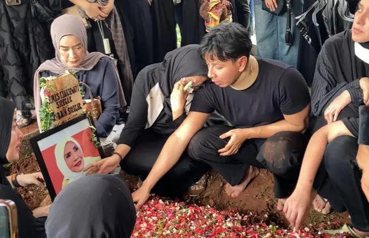 Curhat Sonny Septian Setelah Ibunda Dimakamkan: Separuh Hidupku Pergi Saat Kau Meninggalkanku