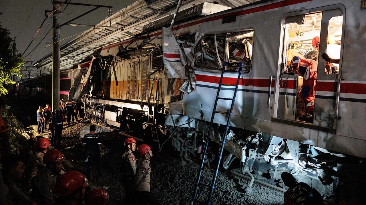 FOTO Kerusakan Parah Gerbong KRL Commuterline  Usai Dihantam Argo Bromo Anggrek