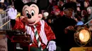 Karakter Mickey Mouse menaiki mobil saat mengikuti Parade Natal Hollywood ke-85 di Los Angeles, California, AS (27/11). Parade ini dirayakan tiap tahunnya untuk menyambut datangnya Hari Raya Natal. (Reuters/Phil McCarten)