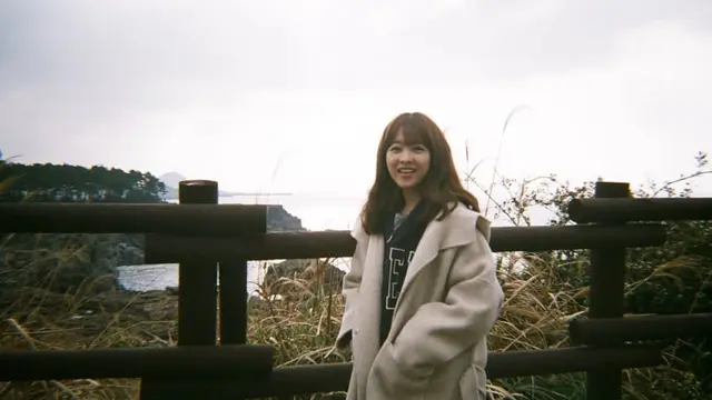 Park Bo Young tampil dengan coat musim dingin