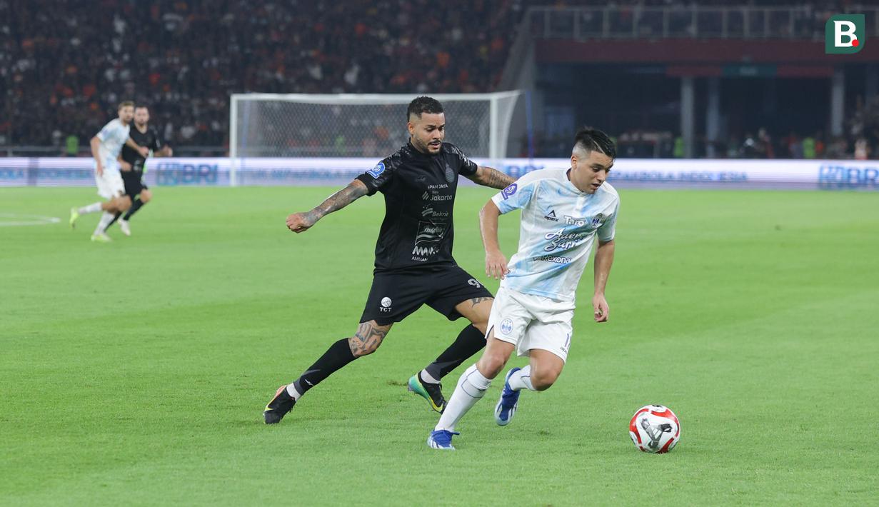 Pemain Persija Jakarta, Maxwell Souza, berebut bola dengan pemain PSIM Yogyakarta, Ezequiel Vidal, dalam laga pekan ke-14 BRI Super League 2025/2026 di Stadion Utama Gelora Bung Karno, Jakarta, Jumat (28/11/2025). (Bola.com/M Iqbal Ichsan)