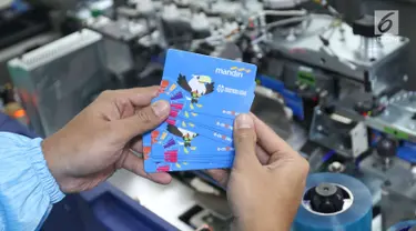 Karyawan menunjukkan e-Money edisi Asian Para Games 2018 di unit produksi kartu, Jakarta, Rabu (3/10). Bank Mandiri menerbitkan e-money bergambar maskot Asian Para Games (APG). (Liputan6.com/Angga Yuniar)