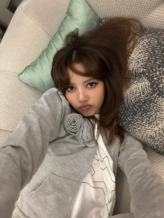<p>Ada pula foto saat dia menikmati waktu bersantainya hanya dalam balutan kaos yang dilapis dengan jaket. (Foto: Instagram/ lalalalisa_m)</p>