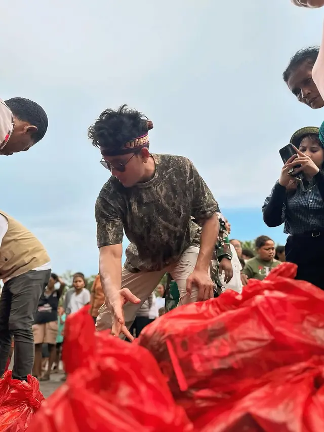 5 Potret Denny Sumargo Salurkan Bantuan Rp 1,7 Miliar untuk Korban Gunung Lewotobi di NTT