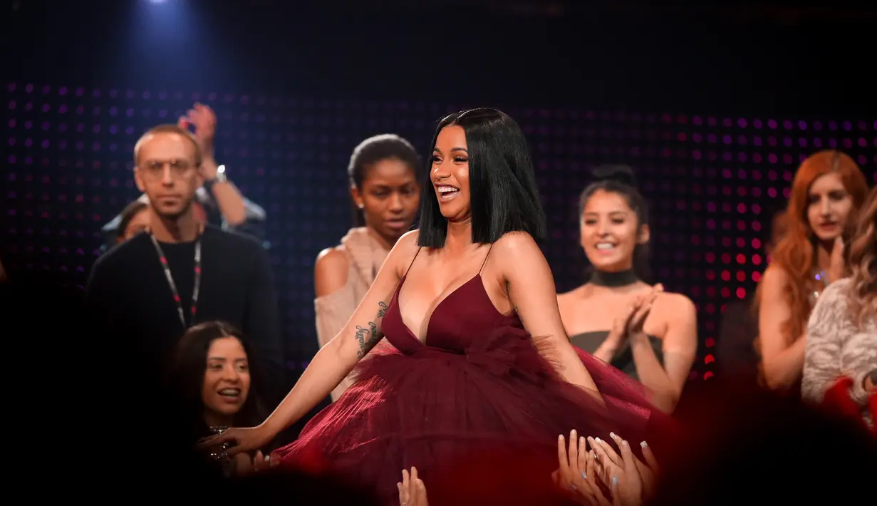 Cardi B pun menjelaskan bahwa tindakan hatersnya yang demikian pun malah menguntungkan. Album Cardi B sendiri akan hadir pada bulan April. (CHRISTOPHER POLK / GETTY IMAGES NORTH AMERICA / AFP)