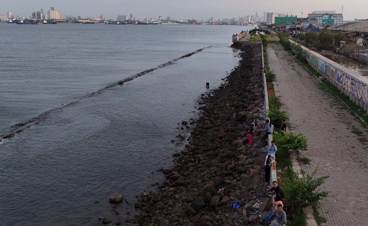 Penampakan Tangul Laut Raksasa di Utara Jakarta