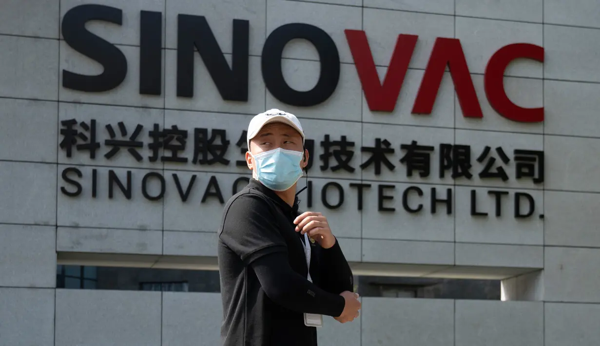 Seorang pekerja melewati logo di luar pabrik vaksin SinoVac di Beijing, Kamis (24/9/2020). Perusahaan farmasi China, Sinovac mengatakan vaksin virus corona yang dikembangkannya akan siap didistribusikan ke seluruh dunia, termasuk AS, pada awal 2021. (AP Photo/Ng Han Guan)