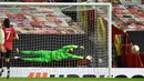 Sebelumnya ia berusaha menghalau tendangan keras Paul Pogba yang masih melenceng dari gawangnya. (AFP/Paul Ellis)