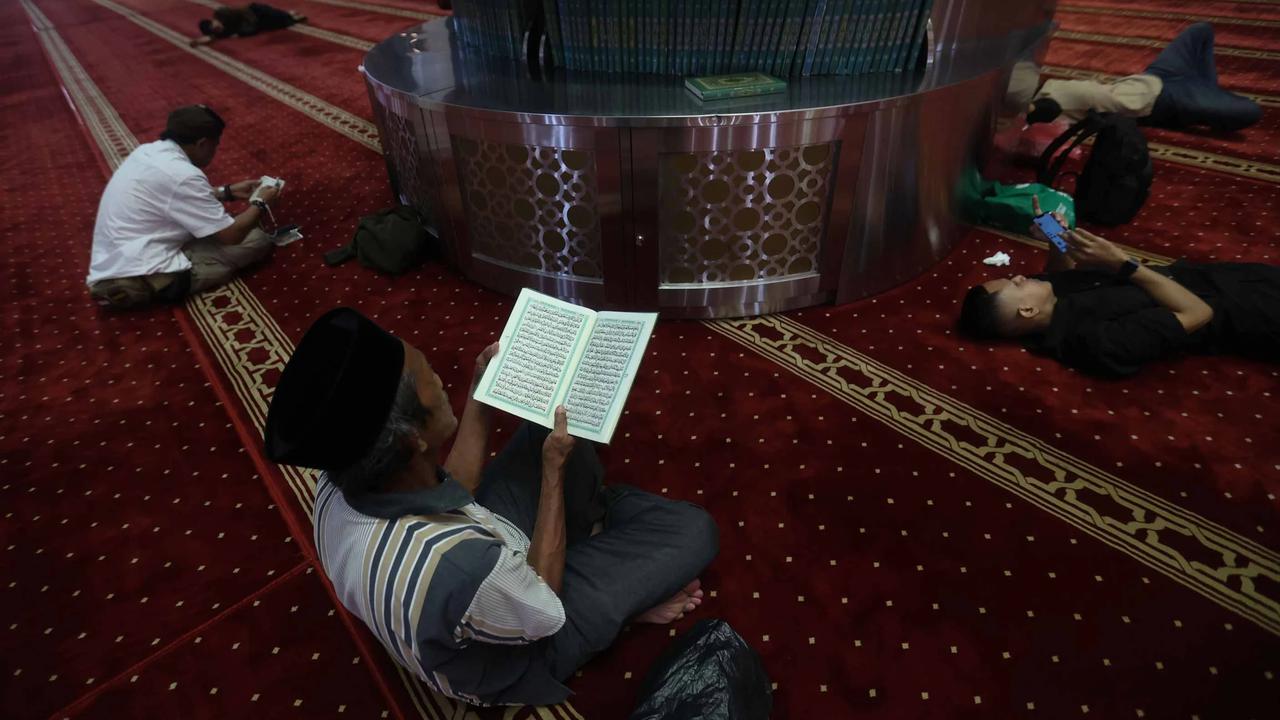 FOTO Warga Manfaatkan Awal Ramadan untuk Beribadah di Masjid Istiqlal