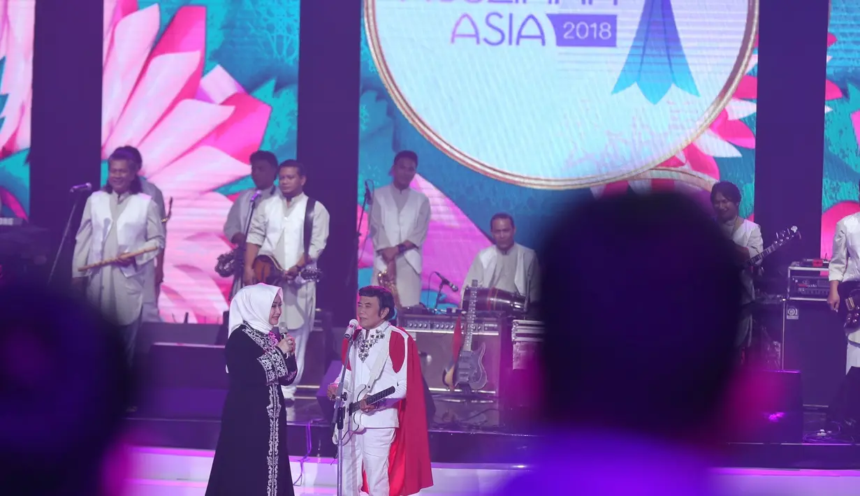 Duet Mesra Rhoma Irama dan Ricca Rahim di Panggung Puteri Muslimah Asia 2018. Duet suami istri itu terlihat romantis. Ricca terlihat tak kuasa menahan air matanya membawakan lagu tersebut. Ia berjalan ke belakang suaminya mengusap air mata.
