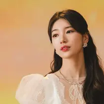 Rambut panjang Bae Suzy ditata dengan wavy half up do yang sisakan poni belah tengah yang manis [@skuukzky]