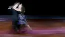 Penampilan pasangan penari tanggo Argentina, Maksim Gerasimov dan Agustina Piaggio dalam final World Tango Championship di Buenos Aires, Rabu, 22 Agustus 2018. Tango identik dengan tarian yang menuntut keintiman antarpasangan. (AP/Natacha Pisarenko)