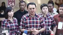 Cagub DKI Jakarta, Basuki T Purnama memberi keterangan kepada awak media usai mencoblos pada Pilkada DKI 2017 di TPS 054 Pantai Mutiara, Jakarta Utara, Rabu (15/2). (Liputan6.com/Faizal Fanani)