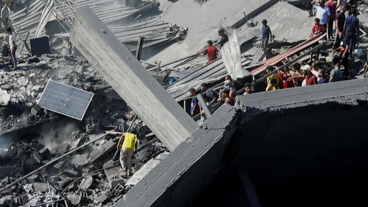 Salah satu serangannya telah merobohkan dan menghancurkan beberapa apartemen di Khan Younis.<br>