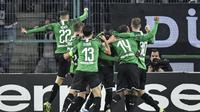 Para pemain Borussia Monchengladbach merayakan gol Marcus Thuram ke gawang AS Roma pada matchday keempat Liga Europa di Stadion IM Borussia-Park, Jumat (8/11/2019) dini hari WIB. Monchengladbach menang 2-1. (AP Photo/Martin Meissner)