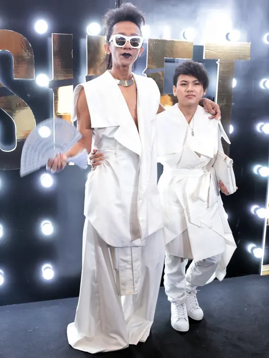 "Merepresentasikan, dia yang tomboy, flamboyan. Aku sendiri yang androgini. Tapi tetep jadi diri sendiri, sesuai karakter kita. Representasikan berdua banget. Pas dilihat kayak ada sentuhan Jepang," lanjut Aming. (Adrian Putra/Bintang.com)