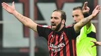 Penyerang AC Milan, Gonzalo Higuain, gagal mengeksekusi penalti dan mendapatkan kartu merah saat menghadapi Juventus pada laga pekan ke-12 Serie A, Minggu (11/11/2018). (AFP/Miguel Medina)
