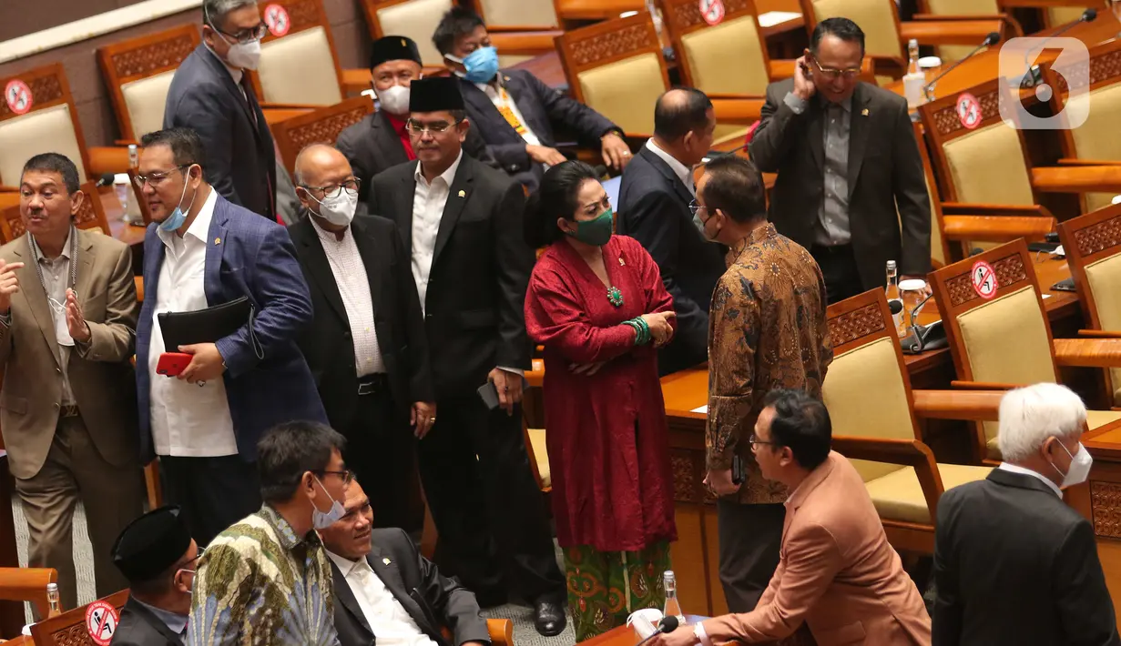 Anggota DPR RI berbincang sebelum mengikuti pembukaan Rapat Paripurna Pembukaan Masa Persidangan V Tahun Sidang 2021-2022 di Nusantara II, Kompleks Parlemen MPR/DPR-DPD, Senayan, Jakarta, Selasa (17/5/2022). Rapat paripurna hari ini menandakan DPR kembali aktif bersidang setelah selesai menjalani masa reses. Hadir 76 anggota yang secara fisik, 252 secara virtual dan izin 5 anggota. Sehingga total kehadiran rapat paripurna hari ini adalah 333 dari 575 anggota DPR. (Liputan6.com/Angga Yuniar)