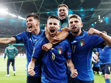 Timnas Italia berhasil mengunci satu tempat di final Euro 2020 usai menumbangkan Spanyol lewat drama adu penalti. Jorginho yang menjadi penendang terakhir sukses memastikan kemenangan setelah tendangannya gagal diadang Unai Simon. (Foto/AFP/Carl Recine/Pool)