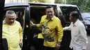 Ketua Umum Partai Golkar Agung Laksono saat tiba di kantor DPP PKPI, Jakarta, Rabu (18/3/2015). Agung Laksono beserta rombongan melakukan safari politik kepada partai pendukung pemerintah. (Liputan6.com/Helmi Afandi)