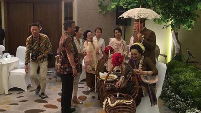 Prasetyo Edi Marsudi mengunggah foto saat Ahok merayakan tujuh bulanan sang istri Puput Nastiti Devi (Dok.Instagram/@prasetyoedimarsudi/https://www.instagram.com/p/B4H71EFFaH-/Komarudin)
