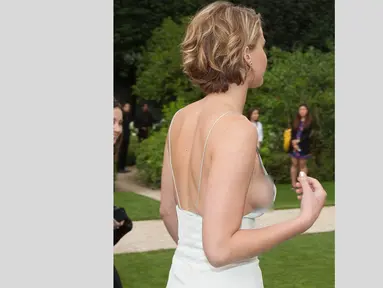 Aktris Jennifer Lawrence saat di acara Christian Dior fashion show di Paris Fashion Week di Paris, Prancis, Senin (7/7/14). (Getty Images)
